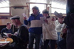 Robbie, kijk, ik vond op zolder<br>'n foto van een oude boot.<br>Is dat nog van vr de kolder,<br>van die ouwe vissersvloot?<br>