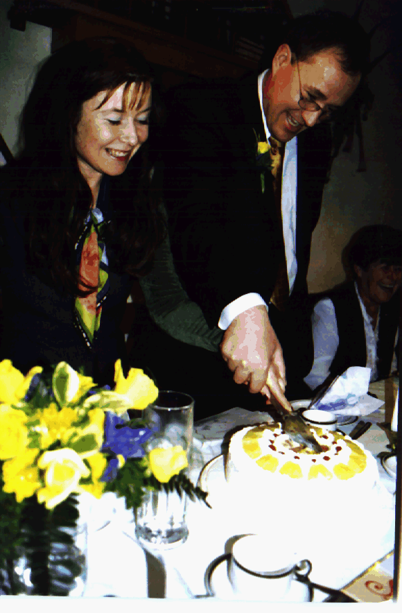Das Hochzeitspaar beim Kuchenschnitt