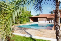 piscina.jpg (37371 bytes)