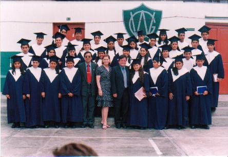 Nuestros graduados con la Directora Maria Teresa Hurtado