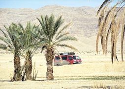 mIMG0010-Iran-desert-car.jpg (14946 Byte)