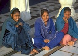 mIMG0056-amritsar-girls.jpg (12560 Byte)