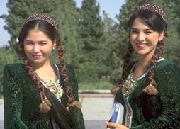 mIMG0067-turkmen-women.jpg (13775 Byte)