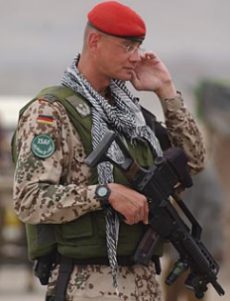 [bewaffneter Bundeswehrsoldat mit Rotkppchen schtzt das Volk am Hindukusch]