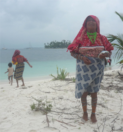 Kuna woman from canoe