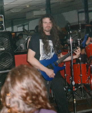 Tom Plays a G Chord.jpg (25711 bytes)