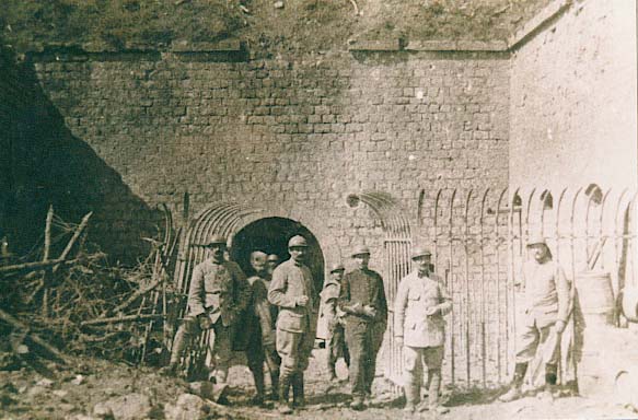 Franzsische Soldaten vor dem Kriegseingang von Fort Souville, 1916