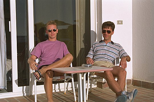 Prv relaxujeme na terase hotelovho pokoje