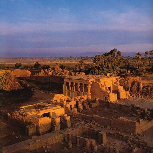dendera.jpg (47474 bytes)