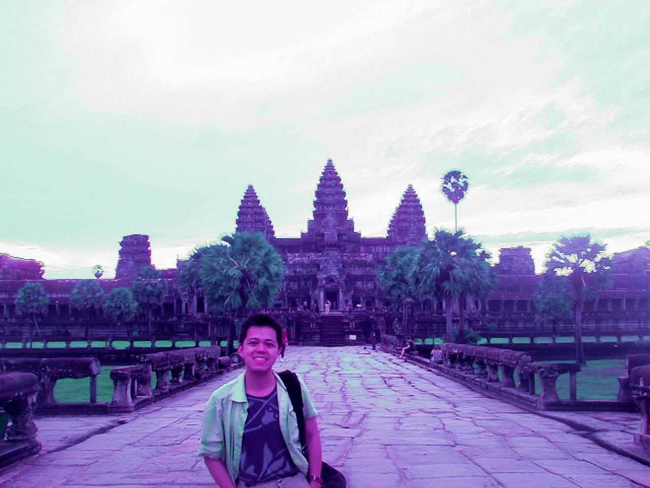 Standing in front of one of the ancient wonders of the world, Angkor Wat, Cambodia, July 2004 - }ɤXZH몺d]