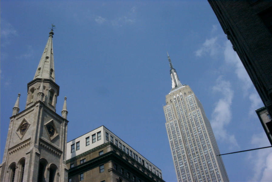 ���̎ʐ^���N���b�N����ƁA���̎ʐ^�ɂ���G���p�C���̊p�����܁A�i���֋Ȃ���j3�u���b�N�قǍs�����Ƃ��납��ʂ����ʐ^���Љ�܂��B