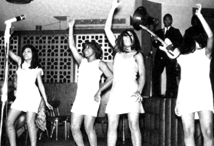 ikettes4.jpg (85026 bytes)