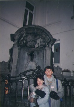 manequinpiss.jpg (21481 bytes)