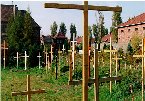 Krzyze. Z prawej strony, za murem, budynki KL Auschwitz. Z lewej strony budynek bylego klasztoru karmelitanek.