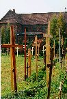 Widok spod muru KL Auschwitz w strone Zwirowiska. W tle fragment budynku bylego klasztoru karmelitanek