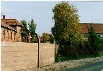 Widok z okolicy wiezyczki strazniczej (zdjecie 16). Po lewej budynki KL Auschwitz, po prawej fragment bylego klasztoru.