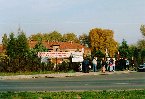 Zwirowisko. Widok z ulicy. W tle budynek KL Auschwitz
