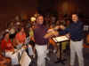 2004-06-01_Overdracht_dirigeerstok.JPG (45190 bytes)