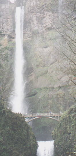  Multnomah Falls in Oregon