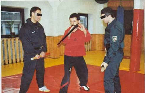 Sifu Avc, zel Timlere Tonfa Teknikleri Gsterirken