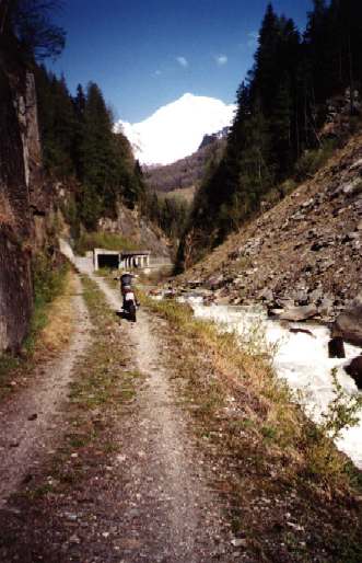 selbst mit Strassenreifen bedingt schottertauglich, hier bin ich mit der Moto in Südtirol