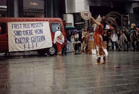 "Fast alle Museen sind Diebe von Kulturgtern !!!!"  - " Approximately all museums are thieves of cultural goods !!!!"