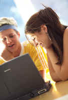 peo-teens_at_laptop-02.jpg (36406 bytes)