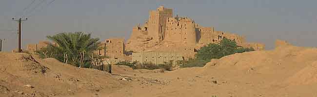 "Compact" village of mudmade multistore dwellings on the way from Sayun to Al-Mukalla
