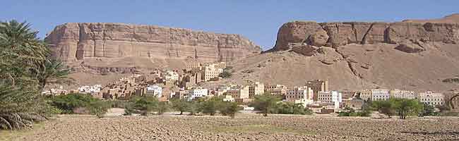 village naturally protected by wall of vertically formed volcanic rocks on the way from Sayun to Al-Mukalla