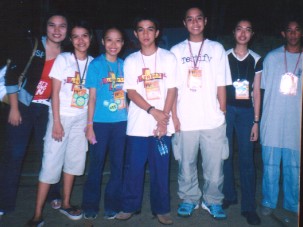 faith, pearl, gee<me!>, and adelle... nakipicture uli with some guys na di nmin kilala..<yah..we're the craziest gals nung yfchscon..kapal ng faces namin!>