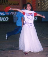haha... that moment was so cool.. leah was running around the gym with the gown.. ayaw na nga niang hubarin yung gown..gusto niang i-take home..