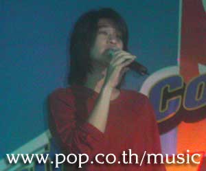กำลังตั้งใจร้องเพลงให้น้องๆฟัง
