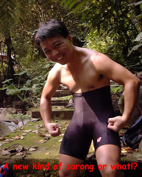 KorYong's showing off his 'tummy'!?