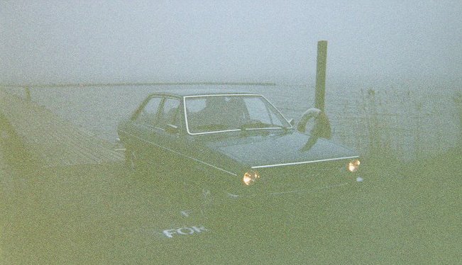 En fin Audi 80 som str och glnser i mrkret p Ek.