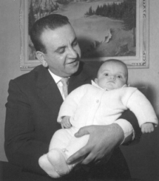 Flavio in braccio al pap�, inverno 1964