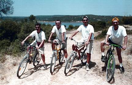 Ben,Cengizhan,Mehmet ve Ünal, bir bisiklet gezisi sırasında