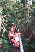Excursionistas junto a la tubera de agua