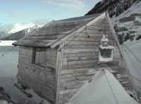 cabin_in_shade.JPG (31075 bytes)