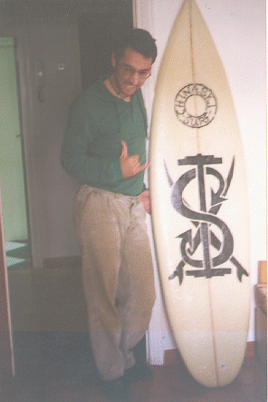 Usul orgulloso con una de sus tablas