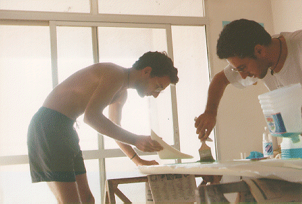 Usul (der) y su hermano Stark (izq) laminando