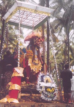 lionpyre.jpg (36197 bytes)