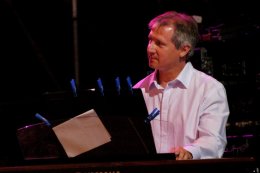 Peter Machajdik on keyboards.