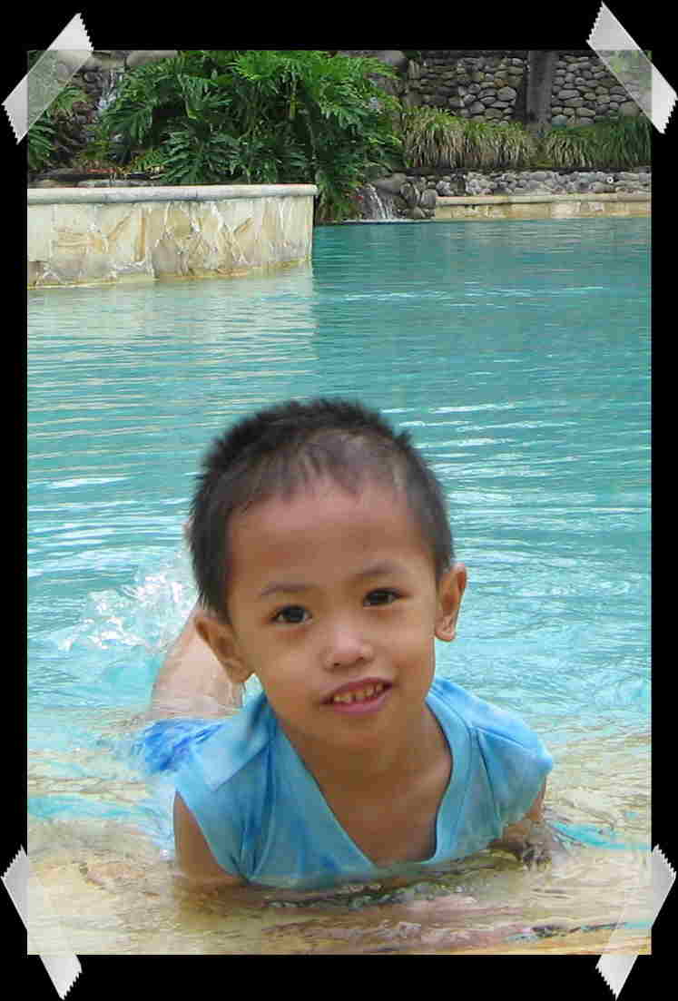 At swimming area of JW Marriot - SUB, my dad as trainner. (21-Dec-2004)