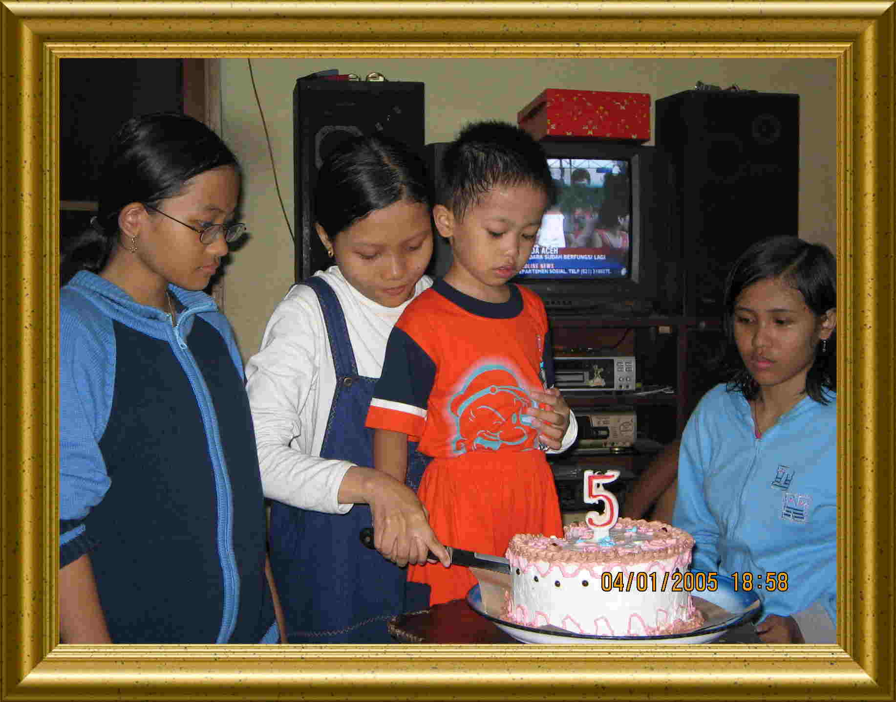 BismillahhirRahmannirRahim...mbak Andhien motong kue, sampingnya mbak Tantri dan mbak Nike.