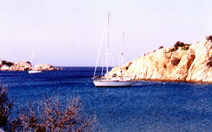 Barca ancorata in baia