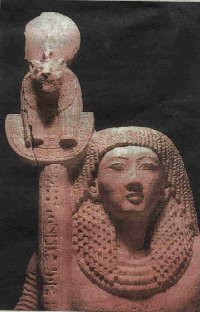 Figure x) Statue of Neb-Re with Sekhmet-headed standard (Snape/Thomas)