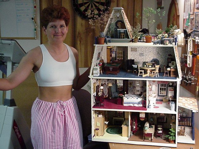 dollhouse1.jpg (49124 bytes)