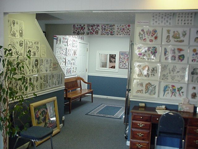 tattooshop1.jpg (70697 bytes)