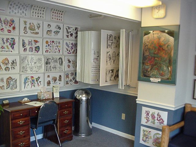 tattooshop2.jpg (68745 bytes)