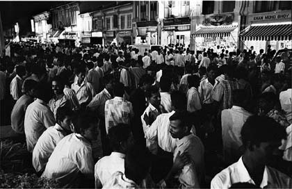 crowd.jpg (35737 bytes)